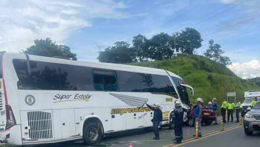Dos muertos en colisión de un bus y un carro cerca del túnel de Tesalia