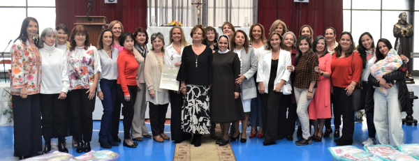 Claudia Villegas, Liliana Gutiérrez, María Fernanda Arango, Mónica Giraldo, Irene Rivas, Luz María Gómez, Ana Judith López, Patricia Uribe, Ana María Jaramillo, Adriana Arango, Ángela Gómez, Luz Helena Vargas; Jéssica Arango Hernández, rectora Colegio Santa Inés; Maria Ruby Aristizábal, Análida Naufal, Paula Marín, Cristina Gómez, Luz Adriana Valencia, Natalia Arango, Olga Esperanza Henao, Clemencia Henao, Martha Cecilia Bernal, Carolina Jaramillo, Marcela Botero, Lorena Mejía y Patricia Mejía.