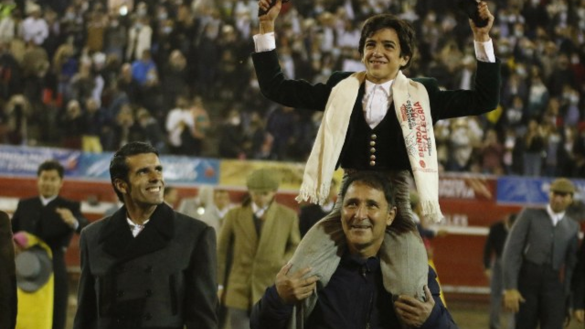 Marco Pérez salió en los hombros del conocido torero César Rincón en el festival taurino del 2022. 