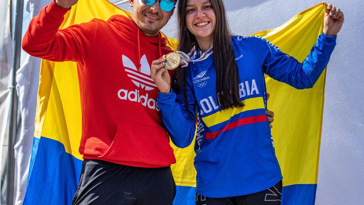 Valentina Roa y Steven Ceballos sostienen la bandera de Colombia