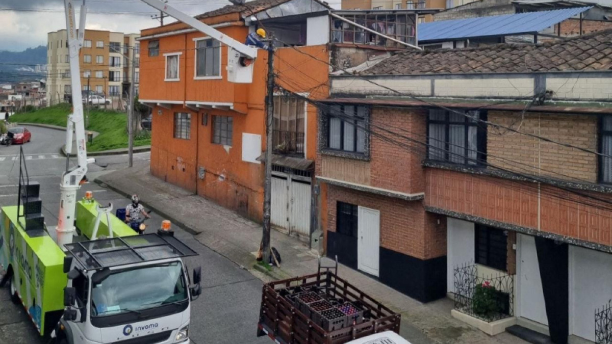Operarios del Invama hicieron la reparación de la lámpara. 