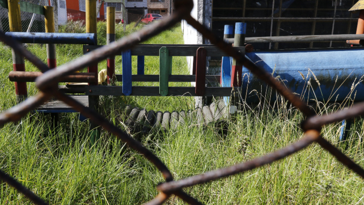 La maleza se apoderó de los alrededores de la sede, los juegos infantiles se hundieron en ella. 