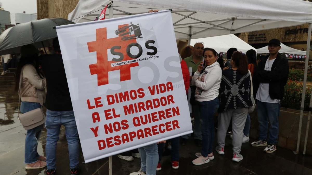 Foto | Darío Augusto Cardona | LA PATRIA  Ni la lluvia logró mover el plantón de los comerciantes de Chipre ayer. 