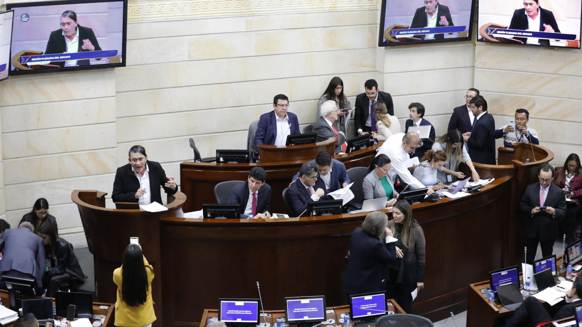 El senador colombiano Gustavo Bolívar (i) habla durante un debate sobre la reforma tributaria en la plenaria del Senado en Bogotá.