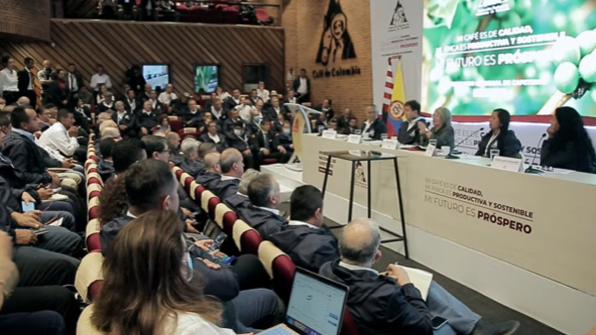 La ministra de Agricultura, Cecilia López (c), durante su intervención en el 90 Congreso Cafetero. 