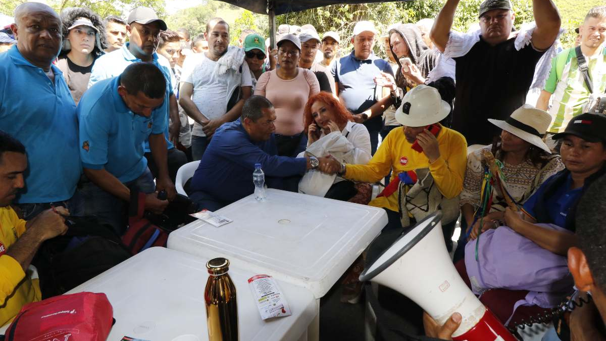 Mesa de negociación entre los mineros tradicionales de Marmato y el Gobierno nacional a principios de mes.