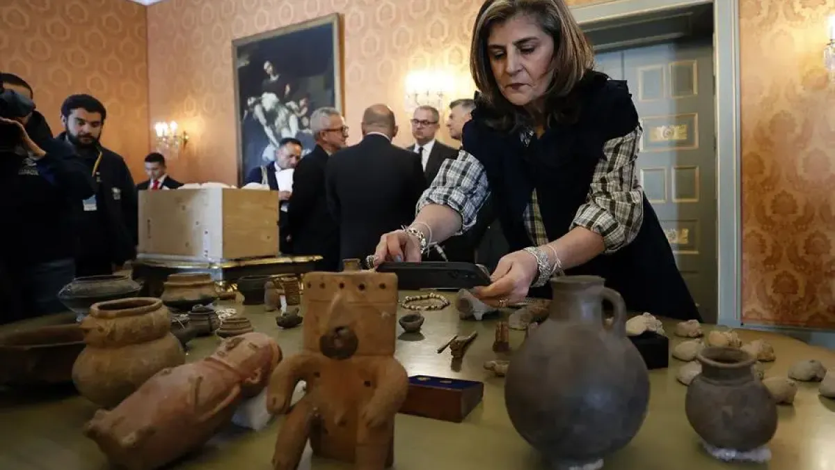 La viceministra de asuntos multilaterales en la Cancillería de Colombia Laura Gil observa algunas de piezas precolombinas recuperadas, en Bogotá (Colombia).