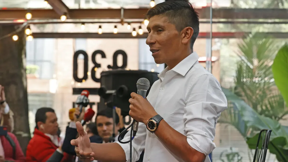 El ciclista Nairo Quintana habla durante una rueda de prensa hoy, en Bogotá, en donde anunció que está a la espera de conseguir un equipo para continuar compitiendo.