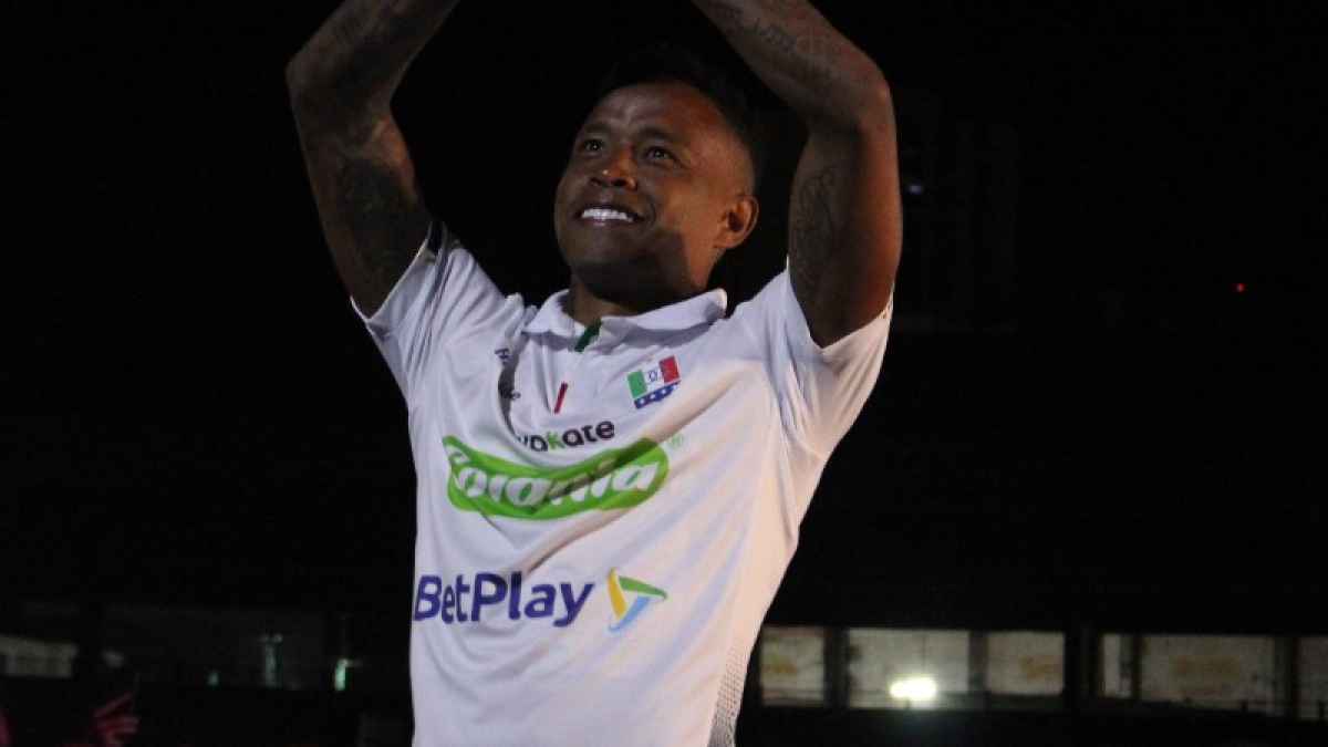 Jhon Freddy Pajoy saluda a los aficionados en la presentación del equipo.