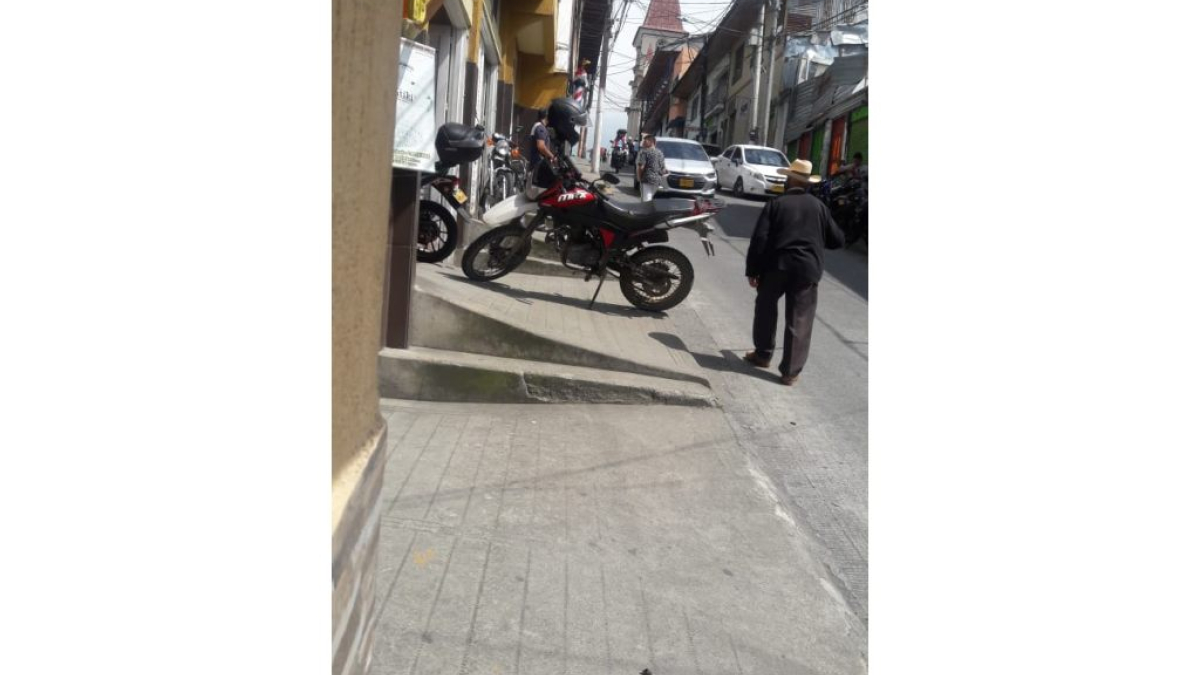 En Villamaría hay conductores que insisten en parquear en sitios donde está prohibido. 
