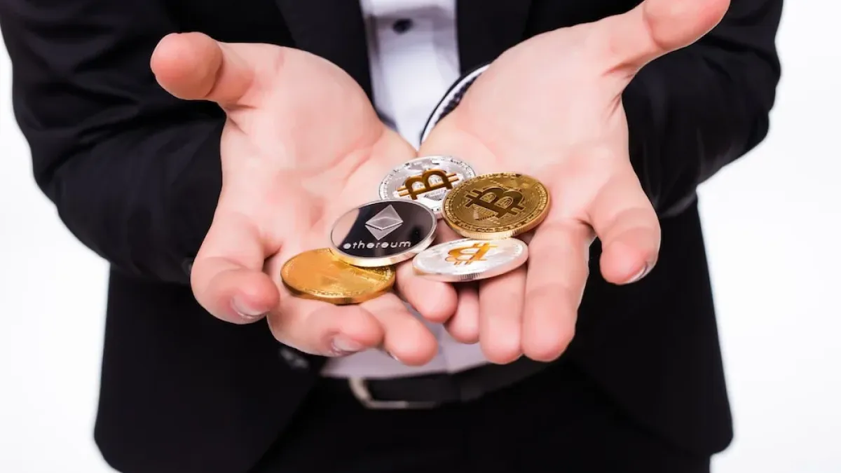 Estos son los logos de algunas criptomonedas como bitcoin y ethereum.