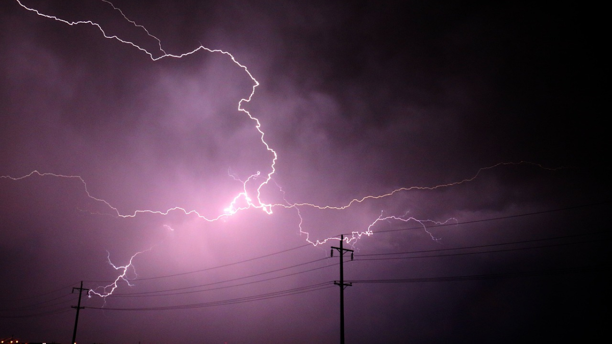 Los polos a tierra y los pararrayos le serán de ayuda para protegerse de las tormentas eléctricas.