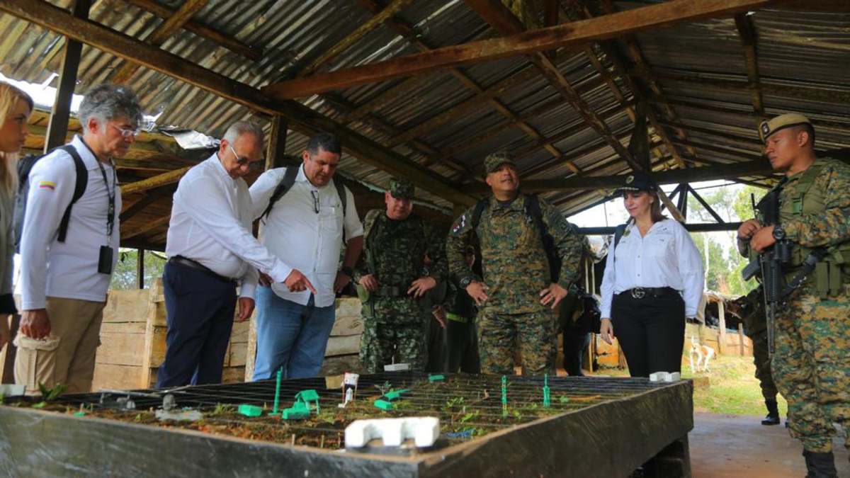 El ministro de Defensa colombiano, Iván Velásquez (segundo de izq. a der.), y el ministro de Seguridad de Panamá, Juan Manuel Pino (tercero), visitaron este martes la base binacional de Alto Limón, en la frontera colombo-panameña. 