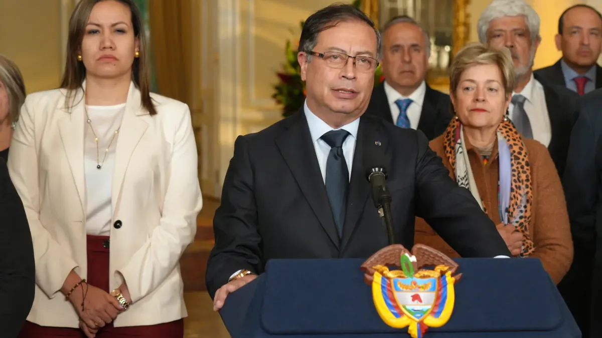 La imagen de Carolina Corcho, ministra de Salud, al lado del presidente Petro, una señal inequívoca del respaldo del presidente a su funcionaria.