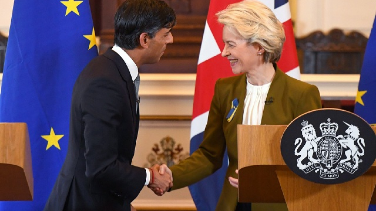Foto | EFE | LA PATRIA  El primer ministro británico, Rishi Sunak, y la presidenta de la Comisión Europea, Ursula von der Leyen, sellan el acuerdo. En medio de una evidente complicidad, ambos destacaron que una solución para Irlanda del Norte desencalla en buena medida la cooperación en otros ámbitos.