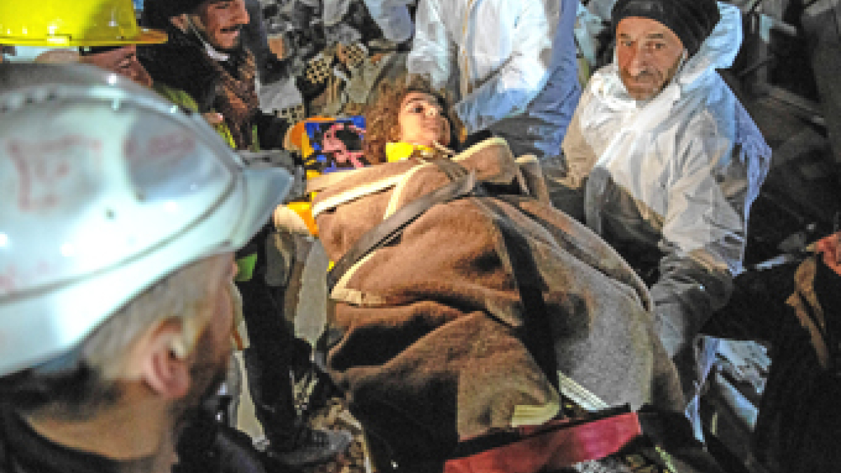 Los miembros del equipo de rescate llevan a Lena Maradini, de once años, después de que la evacuaron de un edificio derrumbado después de 160 horas después de un poderoso terremoto en Hatay, Turquía.