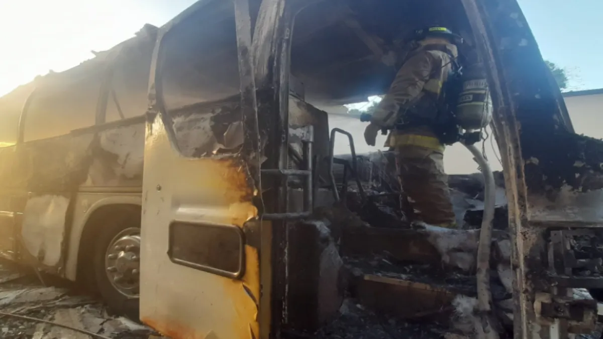 Fotografía cedida por Relaciones Públicas del Cuerpo de Bomberos de Panamá donde se ven bomberos mientras trabajan para apagar un incendio en un bus que trasladaba a 57 migrantes, en la carretera panamericana.