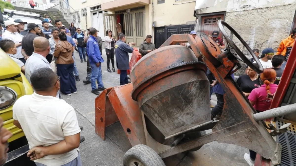 Esta es parte de la maquinaria que llevaron este martes para la construcción del bulevar de la 19. 