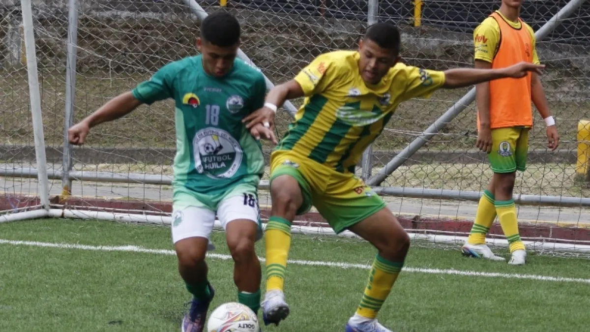 Acción de juego del partido entre Caldas y Huila. 