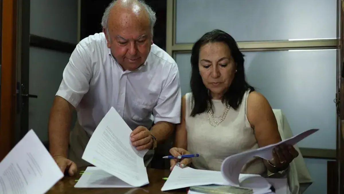 Rodolfo Reyes (i), abogado y sobrino de Pablo Neruda, junto a Elizabeth Flores (d), abogada en caso Neruda en entrevista ayer en Santiago (Chile). 