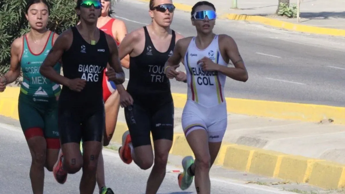 María Carolina Velásquez (blanco), campeona del VII Triatlón Internacional de La Habana. En esta foto, en una competencia hace dos semanas en Venezuela. 
