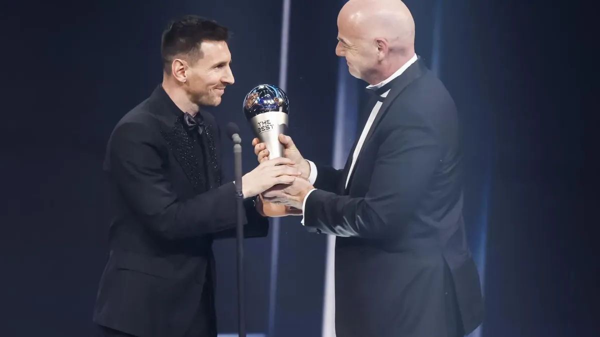 El futbolista argentino Lionel Messi del Paris Saint-Germain FC recibe su premio al mejor jugador masculino de la FIFA de manos del presidente de la FIFA, Gianni Infantino, en el escenario durante la ceremonia The Best FIFA Football Awards 2022 en París, Francia.