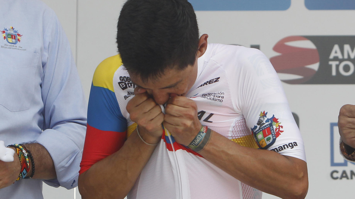 El ciclista Esteban Chaves, del equipo estadounidense EF Education-EasyPost, celebra durante la premiación del campeonato nacional de ruta, hoy, en Bucaramanga (Colombia).