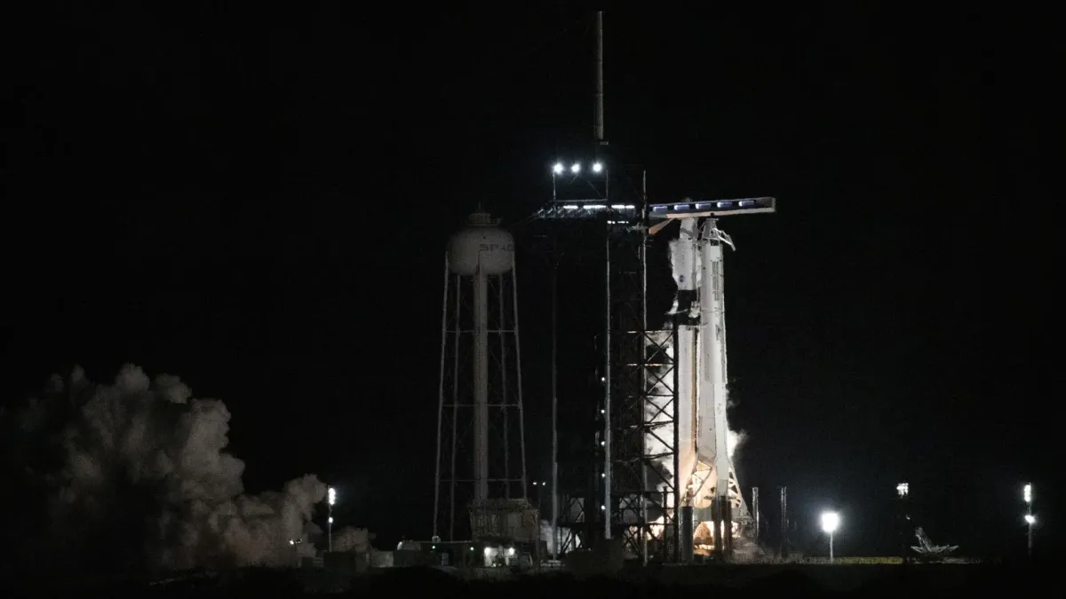 Una imagen proporcionada por la Administración Nacional de Aeronáutica y del Espacio (NASA) muestra un cohete SpaceX Falcon 9 con la nave espacial Dragon de la compañía a bordo en la plataforma de lanzamiento en el Complejo de Lanzamiento 39A durante una breve prueba de fuego estático antes de la NASA'Äôs SpaceX Crew-6.