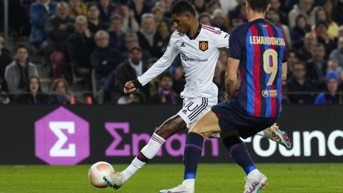 El delantero polaco Robert Lewandowski (derecha) defiende un balón ante el ariete inglés Marcus Rashford.