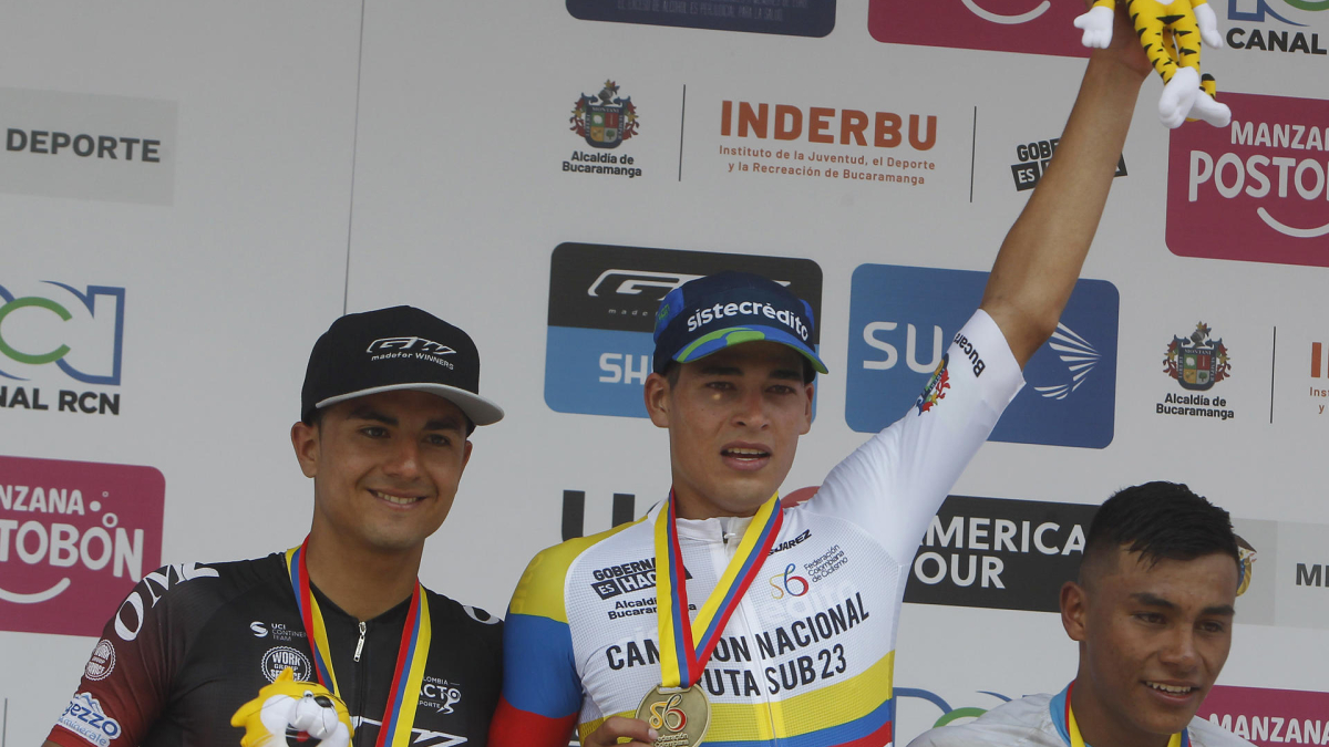 El ciclistas Kevin David Castillo (c), del Team Sistecrédito, celebra el triunfo junto a Andrés Mancipe (i) del equipo GW Shimano Sidermerc, y Edwin Patiño (d) del Team Ingeniería de vías, en el Nacional de Ciclismo en Ruta Sub-23, en Bucaramanga.