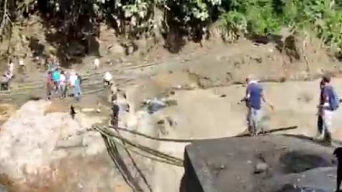 La comunidad debió encargarse de construir el puente con propios aportes ante la falta de apoyo gubernamental.