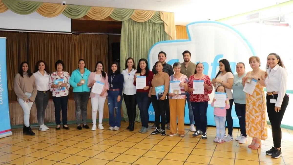 Grupo de personas y familiares que fueron beneficiarios con el Subsidio Saludable para arreglo de la casa y que así puedan habitar una vivienda más digna.