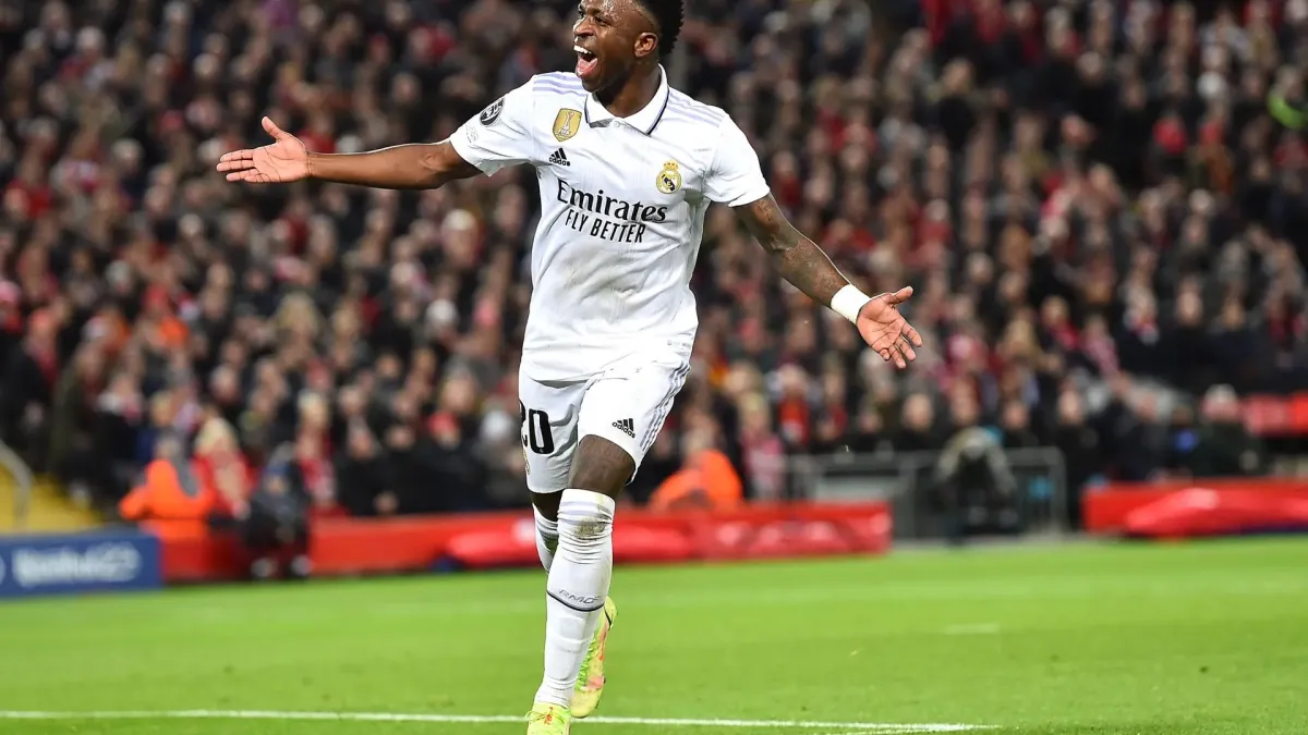 Vinicius Junior del Real Madrid celebra después de marcar su segundo gol durante la Liga de Campeones de la UEFA, octavos de final, partido de ida ante el Liverpool FC en Liverpool, Gran Bretaña.
