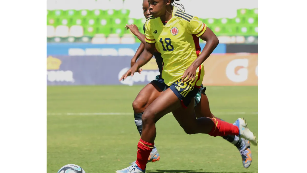 Linda Caicedo (frente) de Colombia disputa un balón con Chinwen Alozie (atrás) de NigerIa, durante un partido por la Women’s Revelations Cup en el estadio León, en Guanajuato (México).