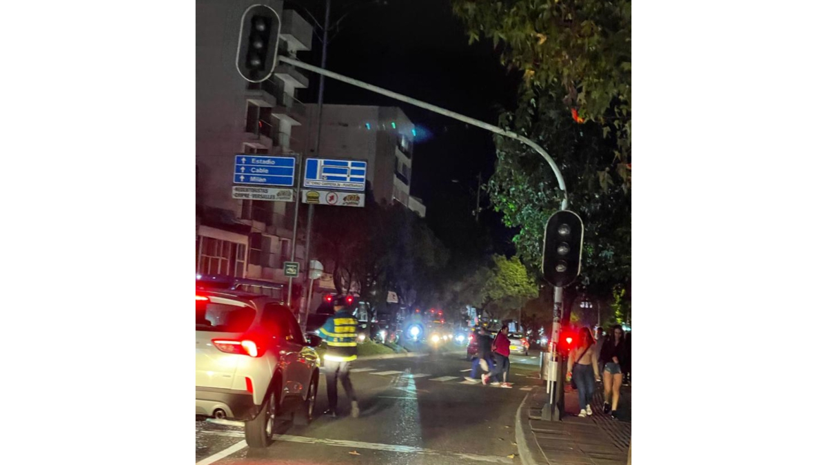 En el sector de Plaza 51, sobre la avenida Santander, autoridades de tránsito regulan la movilidad de la ciudad.