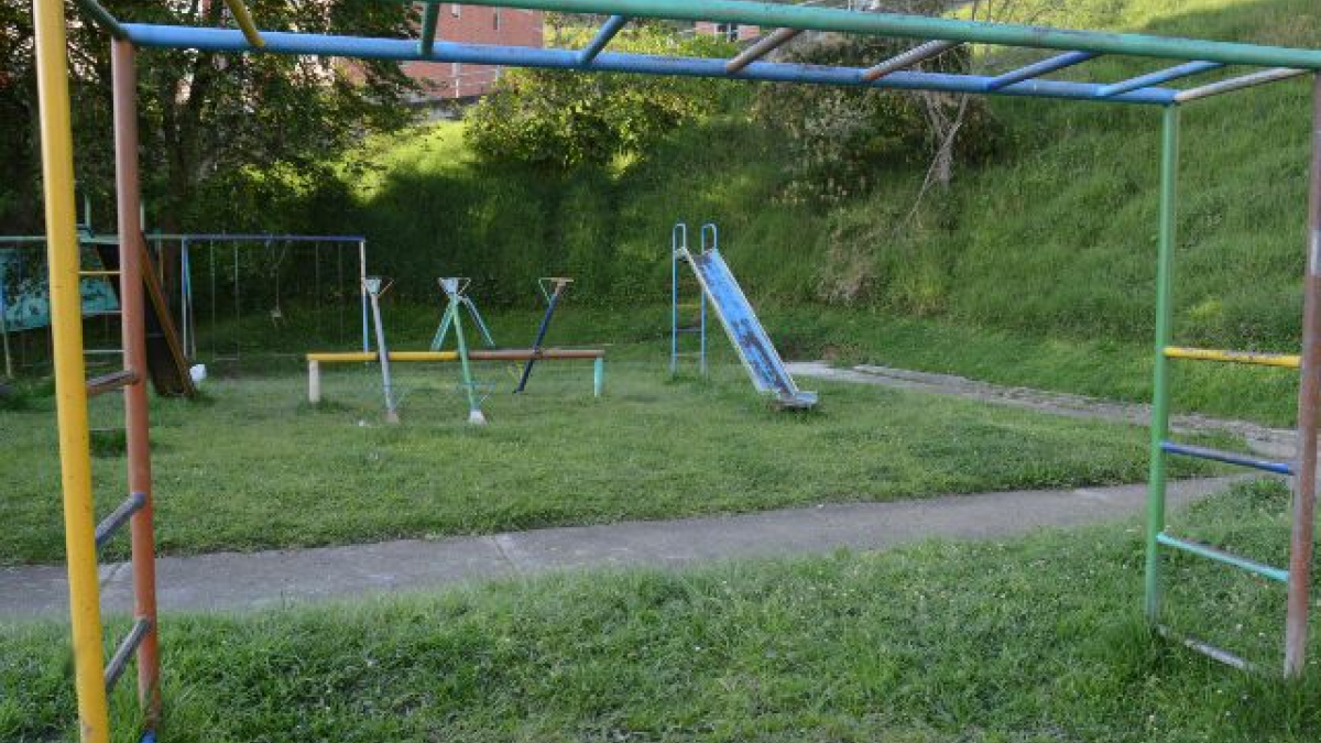 Aspecto de los juegos infantiles en el barrio Guamal. 