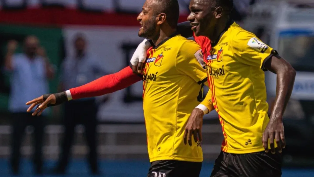 Carlos Ramírez, autor del segundo gol, celebra su compañero Diego Hernández. 