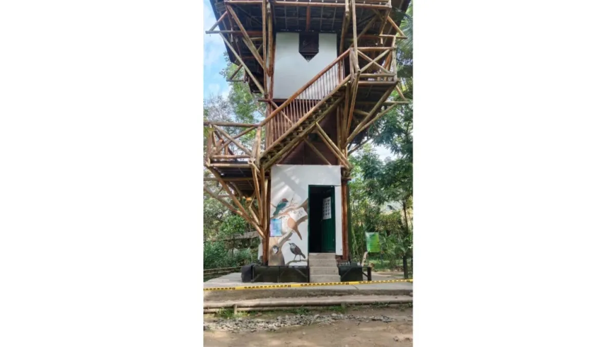 La torre en el Ecoparque Los Alcázares fue cerrada preventivamente con cintas de seguridad, mientras le hacen mantenimiento. 