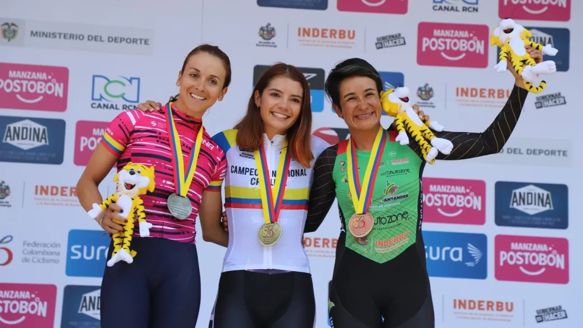 Diana Carolina Peñuela (izquierda), junto a sus compañeras de podio, Lina Hernández (centro) y Ana Cristina Sanabria.