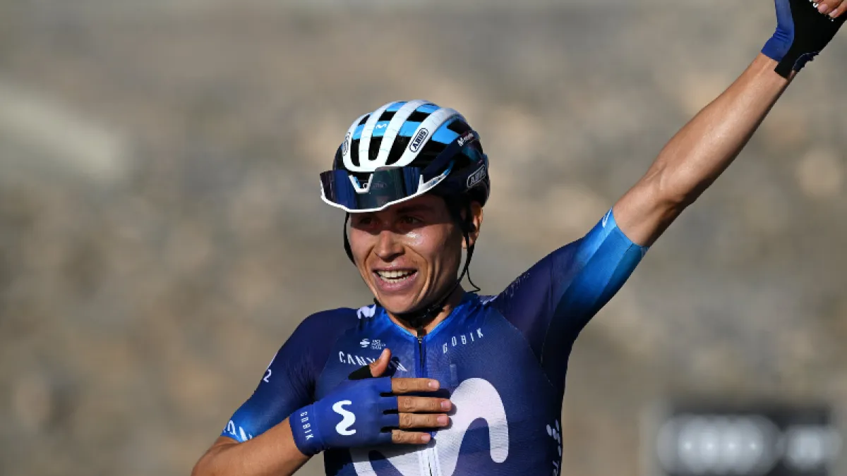 Einer Rubio celebra su victoria en el Tour UAE.