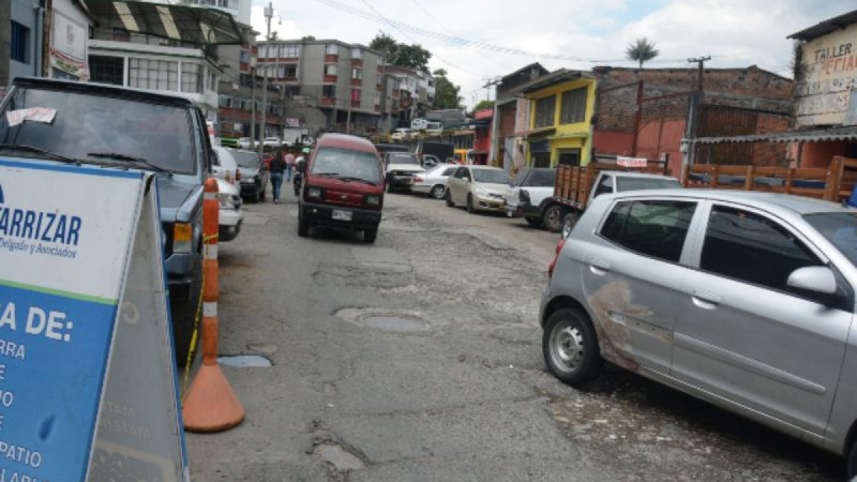 Tramo deteriorado en la calle 21 entre carreras 10 y 11. 