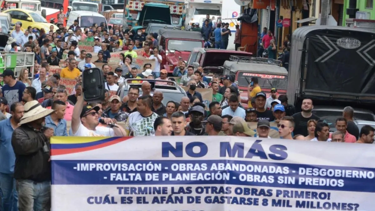 La marcha culminó en la Alcaldía de Manizales, donde los manifestantes gritaban hacia el edificio exigiendo la atención del alcalde, Carlos Mario Marín, pero nunca se presentó.