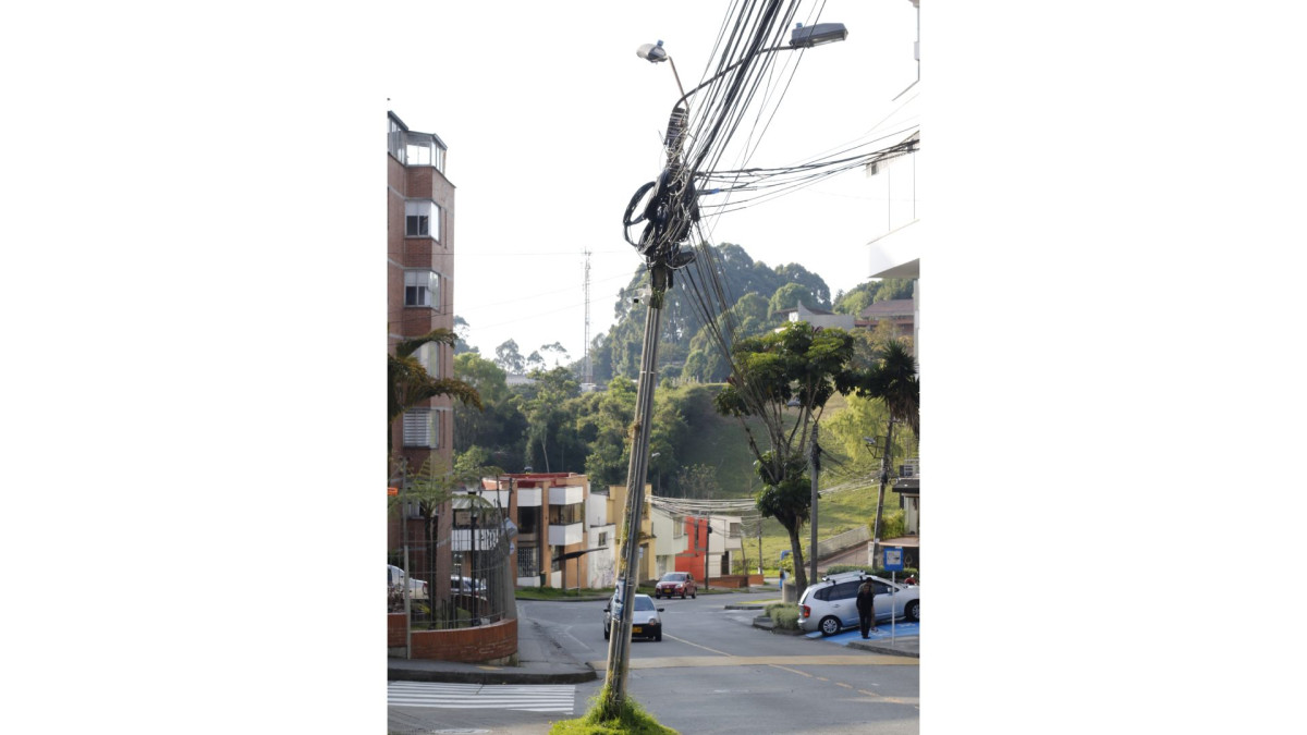 En la esquina de la carrera 28A con calle 67, en el barrio Palermo, está este poste torcido lleno de cables. En ese mismo sector hay otros dos inclinados.