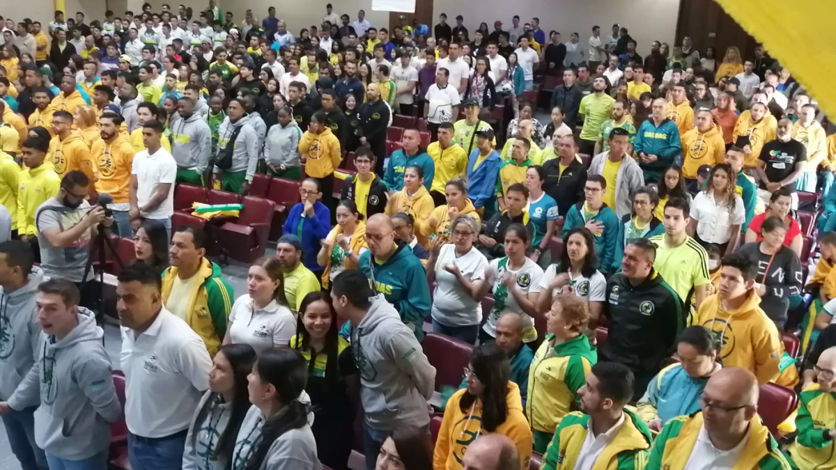 El Teatro 8 de Junio, lleno con las delegaciones de las disciplinas que participarán en las justas nacionales.
