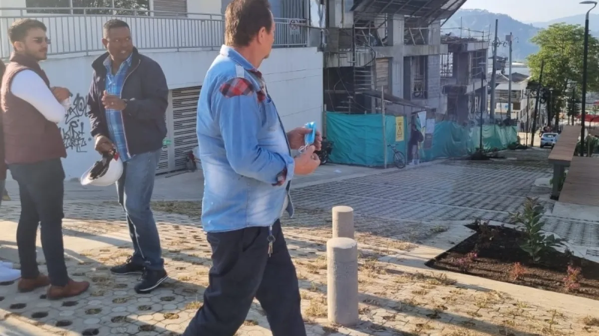 Funcionarios de la Personería de Manizales llegaron esta mañana al bulevar de la 48 para evaluar la obra tras cumplirse el plazo de entrega. 