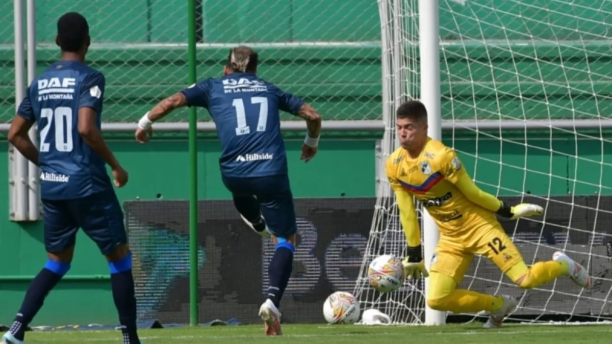 Dayro Moreno, con su opción en el primer tiempo que fue controlada por el portero uruguayo Kevin Dawson. 