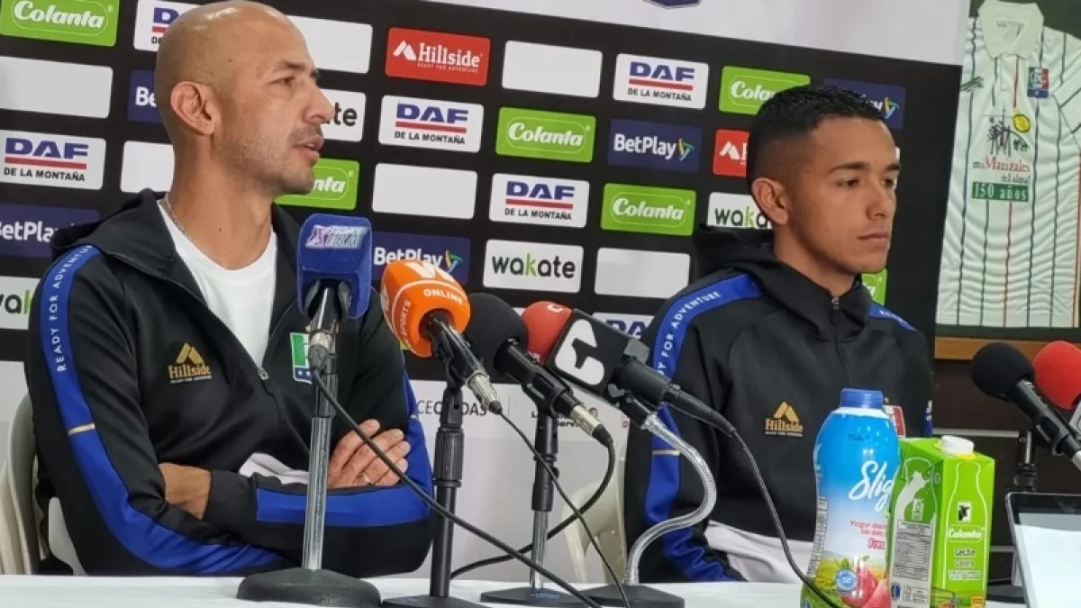 Elkin Soto (i), técnico encargado del Once Caldas, junto a Jorge Cardona en rueda de prensa.