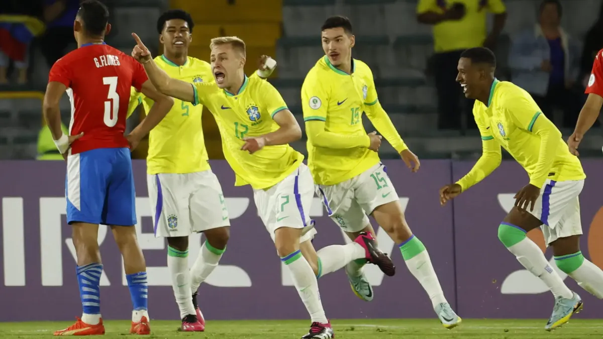 Ronald Cardoso (c) de Brasil celebra un gol hoy, en un partido de la fase final del Campeonato Sudamericano Sub'20 entre las selecciones de Paraguay y Brasil en el estadio El Campín en Bogotá