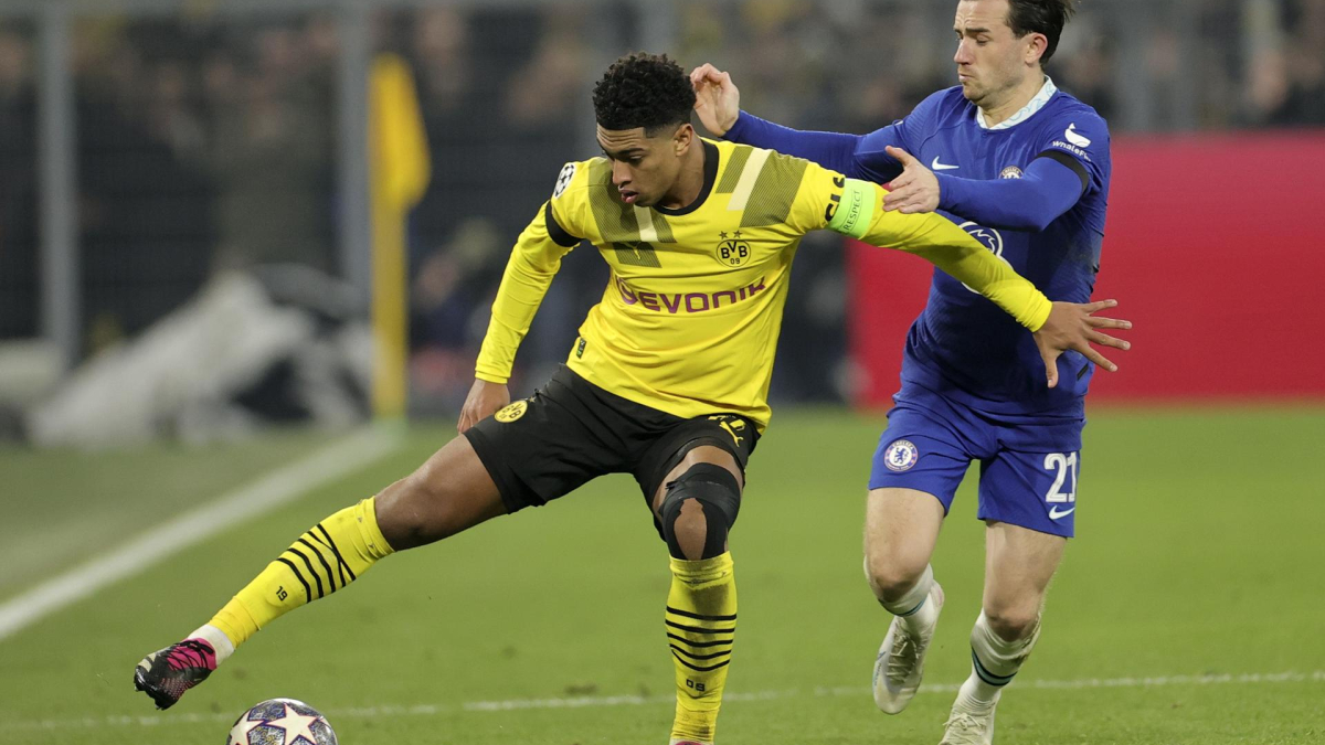 El joven talento inglés Jude Bellingham en el Dortmund (de amarillo) disputa un balón con su compatriota del Chelsea Ben Chilwell.