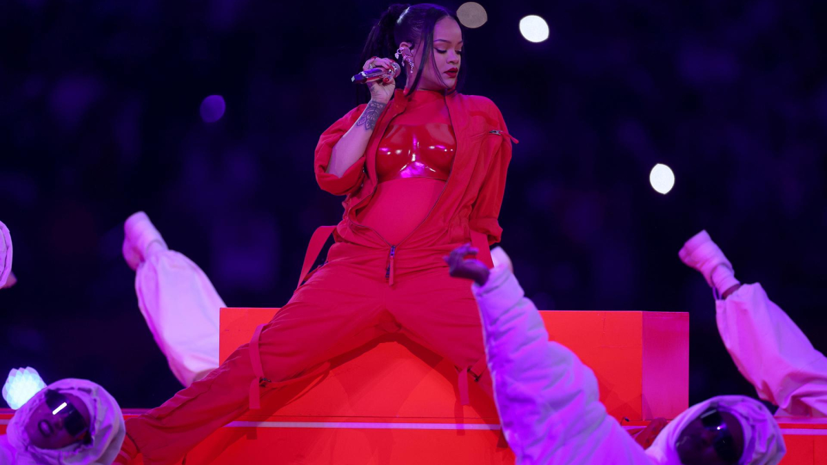 La cantante barbadense Rihanna se presentó durante el medio tiempo del Super Bowl LVII entre los campeones de la AFC Kansas City Chiefs y los campeones de la NFC Philadelphia Eagles en el State Farm Stadium.